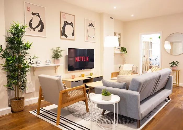 Two-Bed City Centre Flat 100M From Trafalgar Sqr